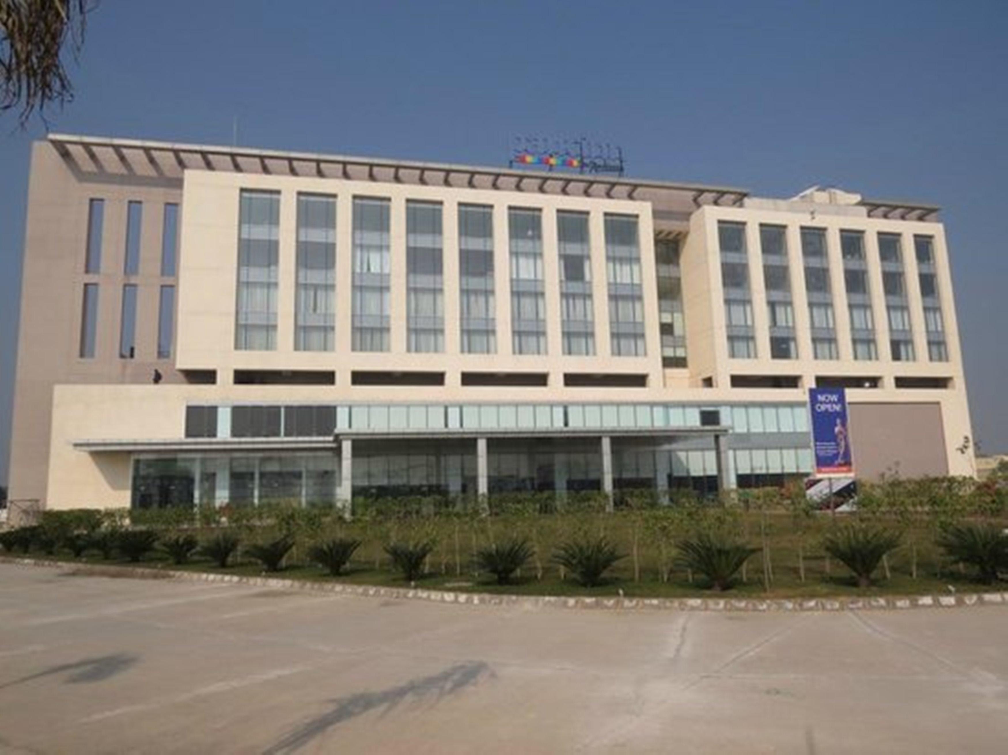 Park Inn By Radisson Gurgaon Bilaspur Манесар Екстериор снимка