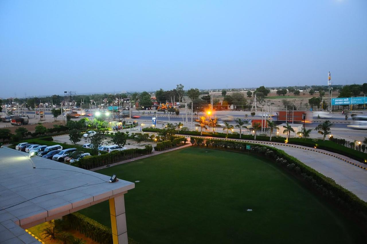 Park Inn By Radisson Gurgaon Bilaspur Манесар Екстериор снимка
